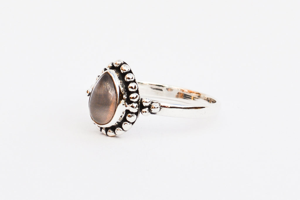 Picture of the Aiza ring, a Nelumbo jewelry piece, handmade from 925 sterling silver and pink quartz
