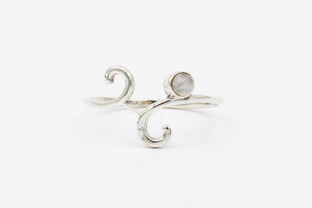Picture of the Air ring, a Nelumbo jewelry piece, handmade from 925 sterling silver and moonstone