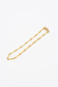 Picture of the Alizia bracelet, a Nelumbo jewelry piece, handmade from 14K gold