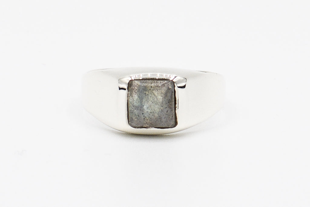 Picture of the Kala ring, a Nelumbo jewelry piece, handmade from 925 sterling silver and labradorite stone