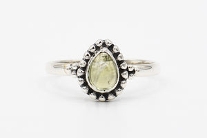 Picture of the Rashii ring, a Nelumbo jewelry piece, handmade from 925 sterling silver and prehnite stone