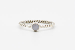 Picture of the Saafia ring, a Nelumbo jewelry piece, handmade from 925 sterling silver and agate stone