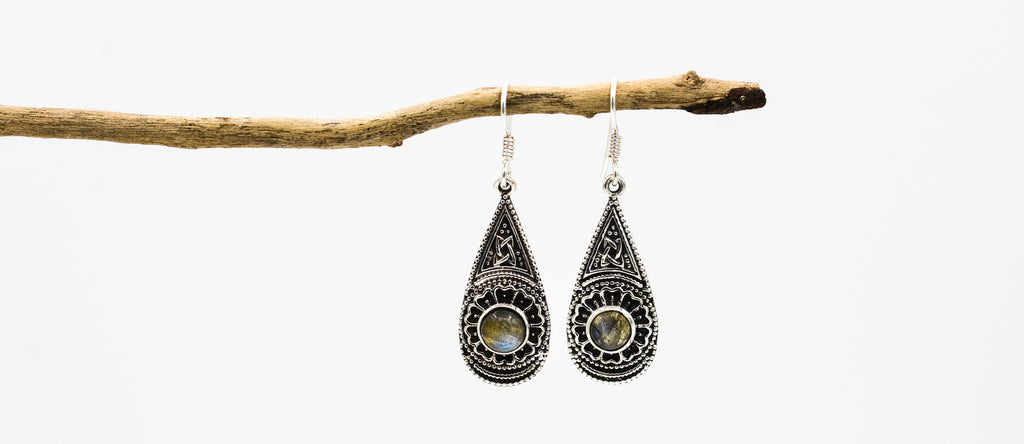 Picture of the Vaahtsya earrings, a Nelumbo jewelry piece, handmade from 925 sterling silver and labradorite stone