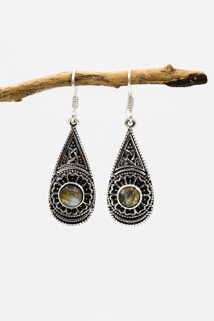 Picture of the Vaahtsya earrings, a Nelumbo jewelry piece, handmade from 925 sterling silver and labradorite stone