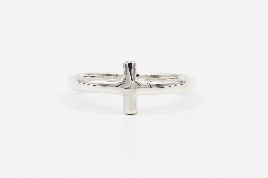 Picture of the Varsa ring, a Nelumbo jewelry piece, handmade from 925 sterling silver